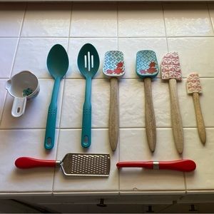 the pioneer women utensil set & ceramic utensil holder